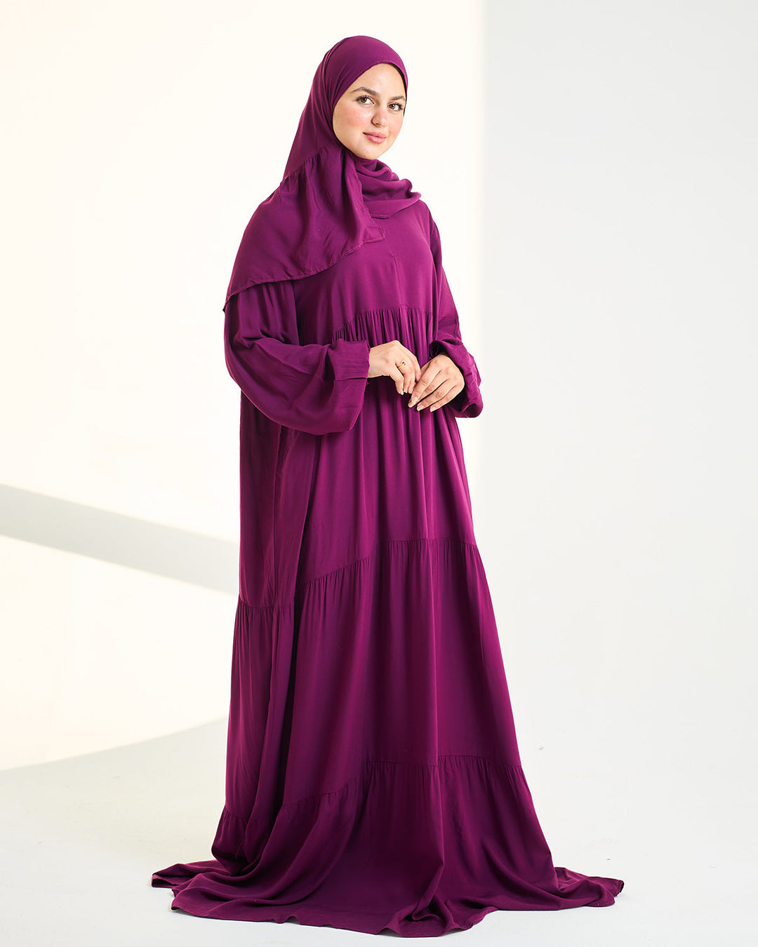 Woman wearing a purple one-piece dress isdal in viscose cotton — full prayer coverage except the face and hands